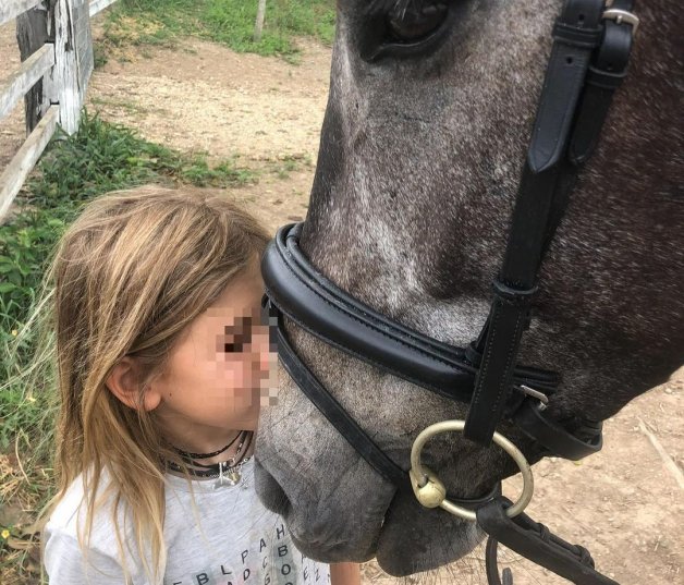 India Rose Hemsworth, posando junto un caballo (@elsapatakyconfidential).