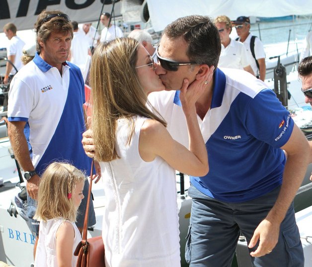 Felipe y Letizia, en una de las pocas imágenes captadas besándose. 