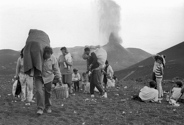 Hace 50 años, el Teneguía expulsó lava durante casi un mes. Decenas de barcos de pesca fueron evacuados, una persona murió al inhalar gases del volcán por acercarse demasiado, pero no afectó a zonas pobladas. En la foto, familias que iban a ver la actividad del volcán.