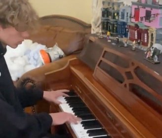 Jayden toca el piano en casa de Eddie Morales.