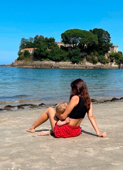Almudena y su hijo disfrutan de playa gallega.