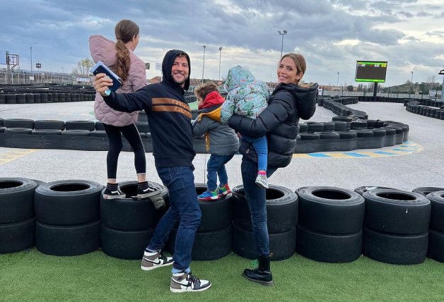 David Bisbal junto a su mujer y sus tres hijos. 