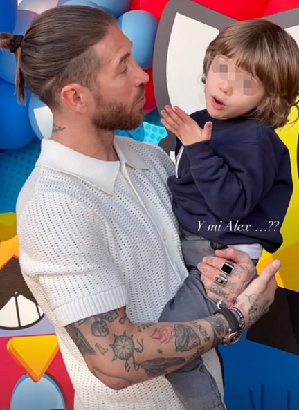 Sergio Ramos posa con su hijo Álex en la fiesta de Marco.