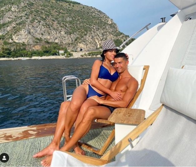 Cristiano y Georgina a bordo del Azimut, el yate familiar. 