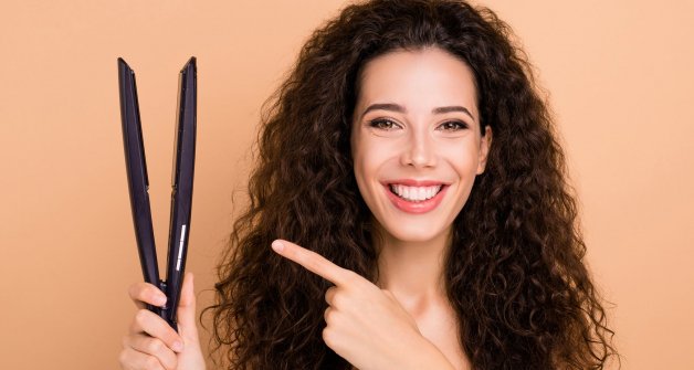 Utilizar un protector de calor cuando uses el secador o la plancha ayudará a mantener un cabello rizado hidratado y sano.