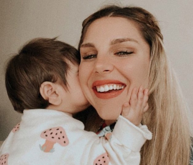 Ivana Icardi en una de sus fotografías más cariñosas junto a su hija Giorgia, de pocos meses de vida.