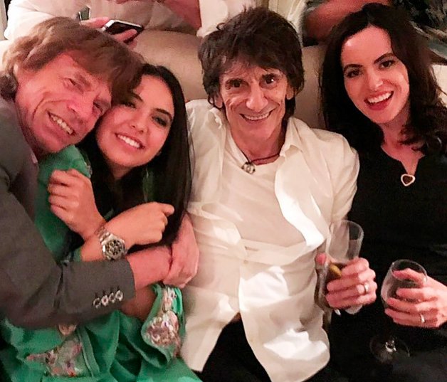 A la joven le gustan mayores. Mick Jagger tiene 50 años más que ella.