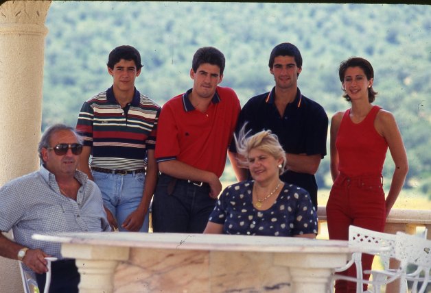 Carmen y Humberto junto a sus cuatro hijos en una foto familiar de archivo.