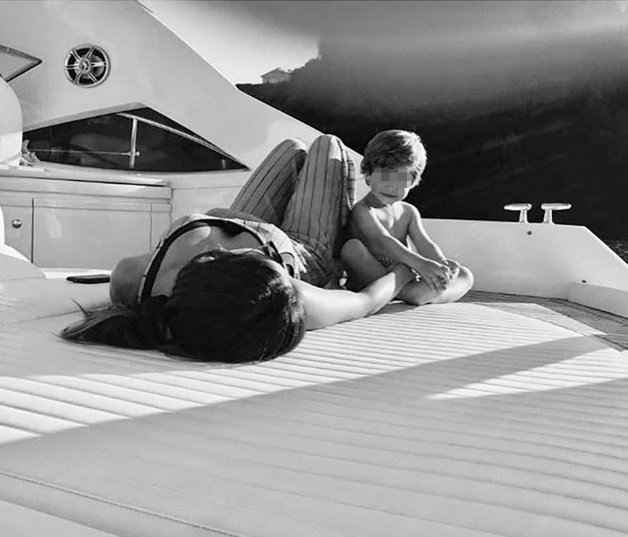 Lucas y Sara, disfrutando de un verano en el mar.