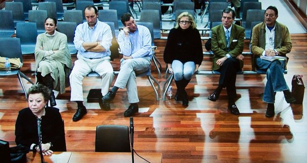  El exalcalde e Isabel durante el juicio, cuando ya no se dirigían la palabra. En el centro, Maite Zaldívar.