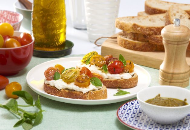 Crostini de burrata, tomate y pesto