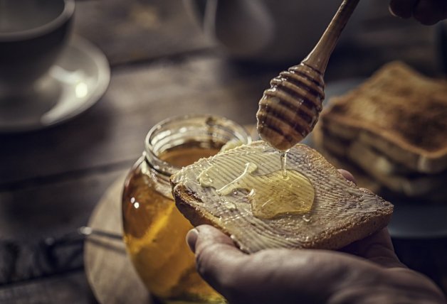 Algunos veganos incluyen la miel en su dieta.