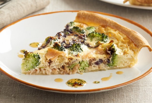 Quiche de salmón ahumado y brócoli.