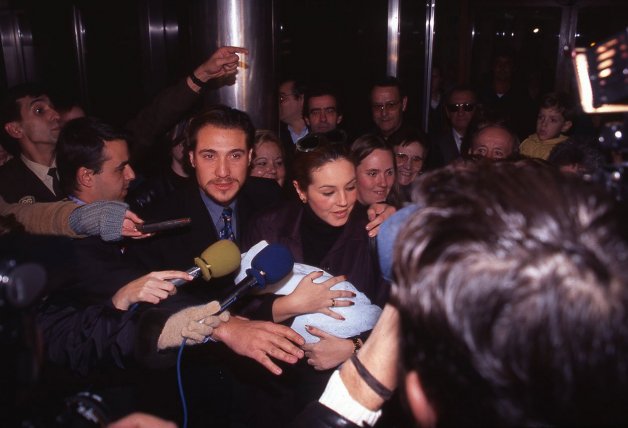 Abandonando la clínica tras dar a luz a su hija, Rocío, en octubre de 1996.