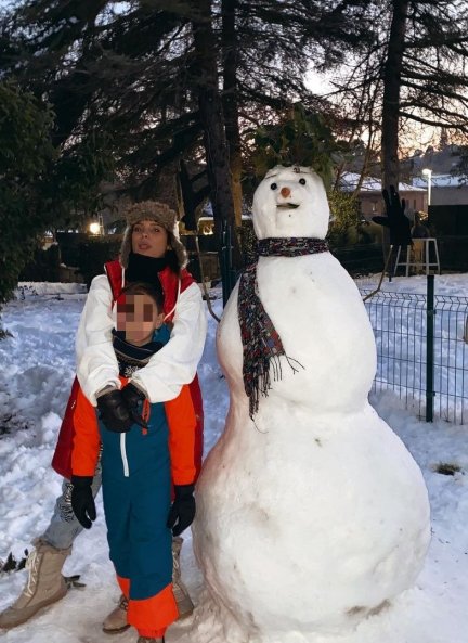 Gloria Camila y su hermanito posan, felices, con su creación.