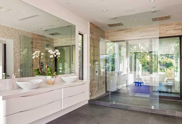 El baño principal tiene el mismo nivel y cuidado que un spa.