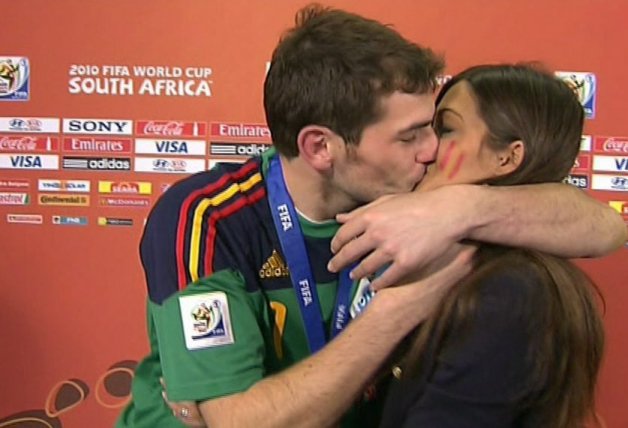 El famosísimo beso a Sara Carbonero cuando ésta lo entrevistó tras haber ganado el Mundial de Sudáfrica.