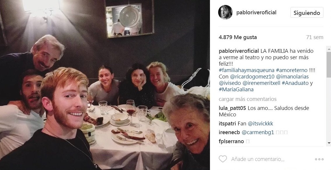 La "familia", animando a Pablo Rivero en su estreno teatral.