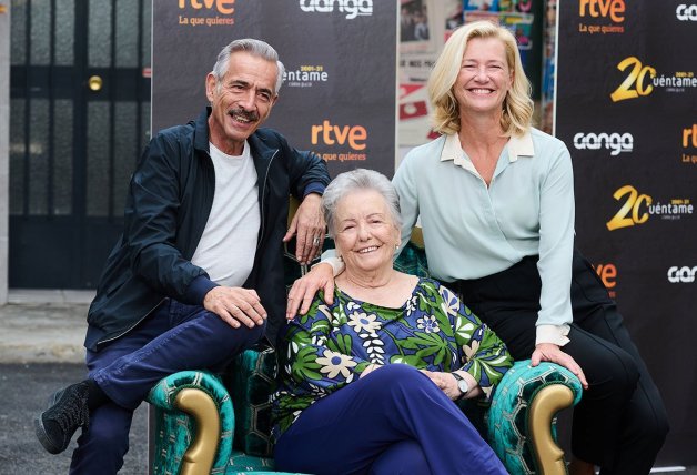 Con Imanol Arias y Ana Duato, su yerno y su hija en la exitosa serie de televisión sobre la reciente historia de España.