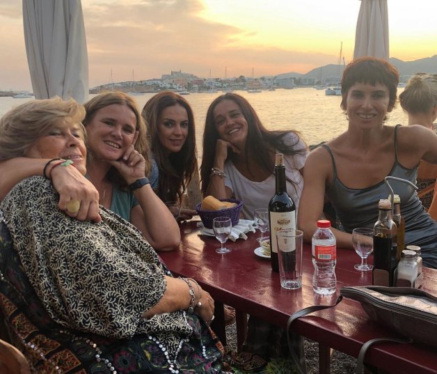 Olga Moreno, con sus hermanas y su madre, en una foto que Raquel subió a su cuenta de Instagram, abierta al público.