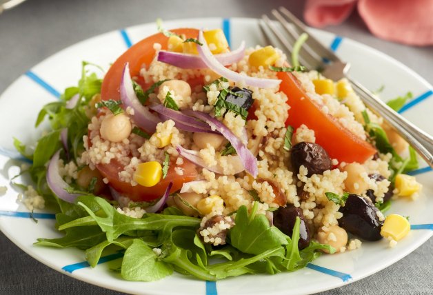 Ensalada de cuscús con garbanzos, tomate y menta