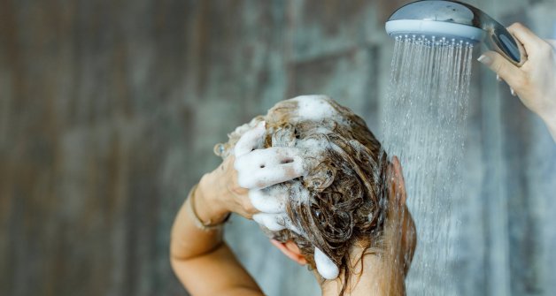 En la ducha, el agua mejor templada, si te lavas con agua muy caliente deshidratarás no solo tu melena, sino tu piel.
