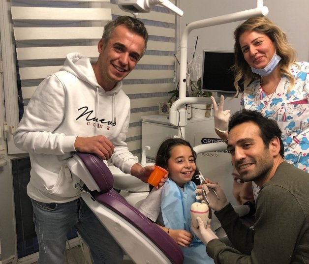 Los protas, acompañando a Beren en su visita al dentista.