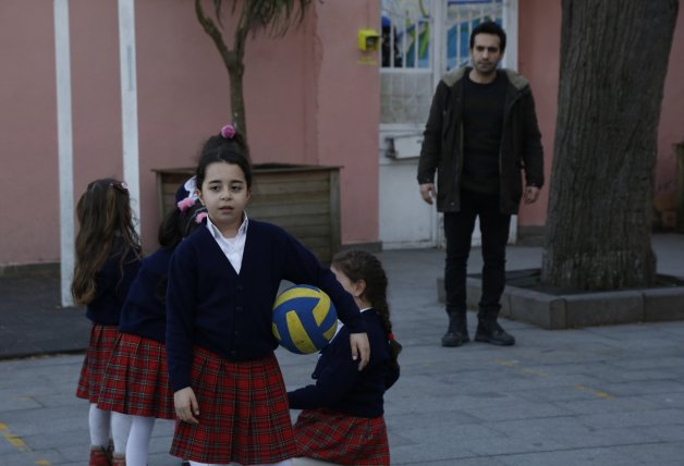 Acusan a Öykü de robar en la escuela.