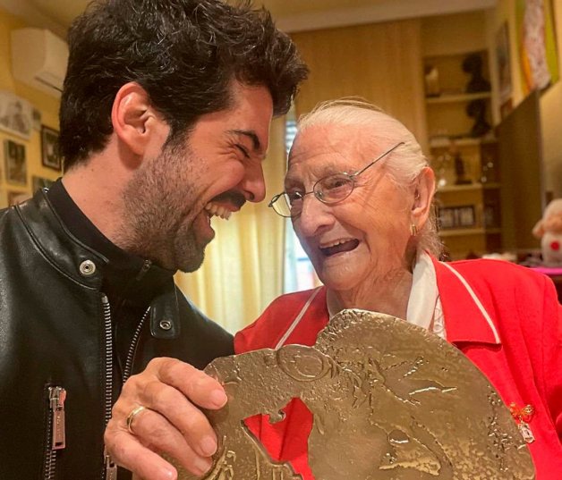 Miguel Ángel, compartiendo un premio con la tata. 