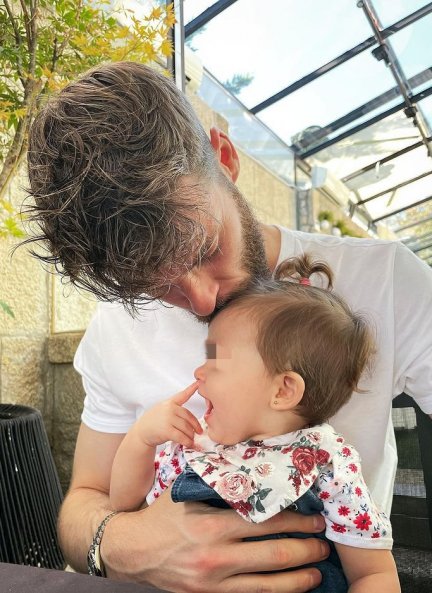 El futbolista está encantado con su niña.