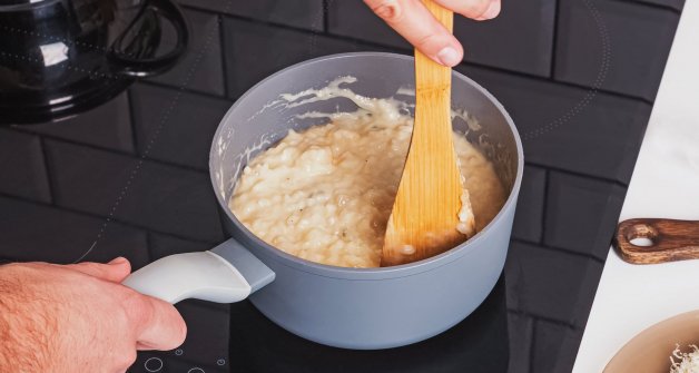 El risotto se cocina a fuego medio, es la forma en la que el arroz absorberá el caldo y todas sus propiedades. 