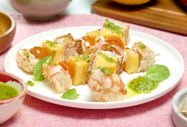 Tuna, shrimp and mango skewers with pesto 