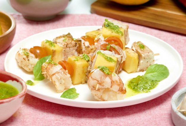 Brochetas de atún, langostino y mango al pesto