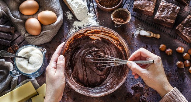 Hazte con unos polvos o chocolate de tableta con un aporte de cacao superior al 70 %.