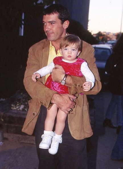 Antonio, sosteniendo a su hija cuando esta era un bebé.