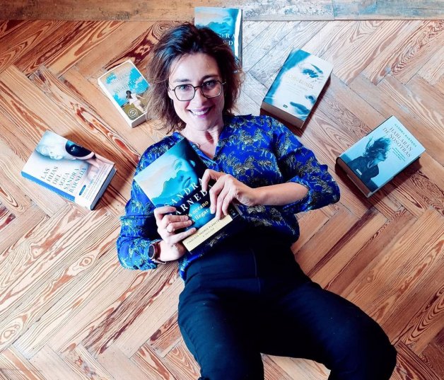 Sandra Barneda posa feliz con todos sus libros.