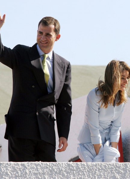 El momento en el que el viento le levantó la falda a Letizia en San Roque (Cádiz).