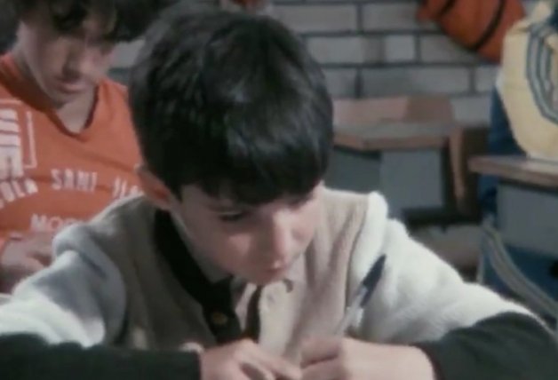 Un aplicadísimo Jordi Évole en 1981, protagonizando una película sobre su barrio rodada por su padre.