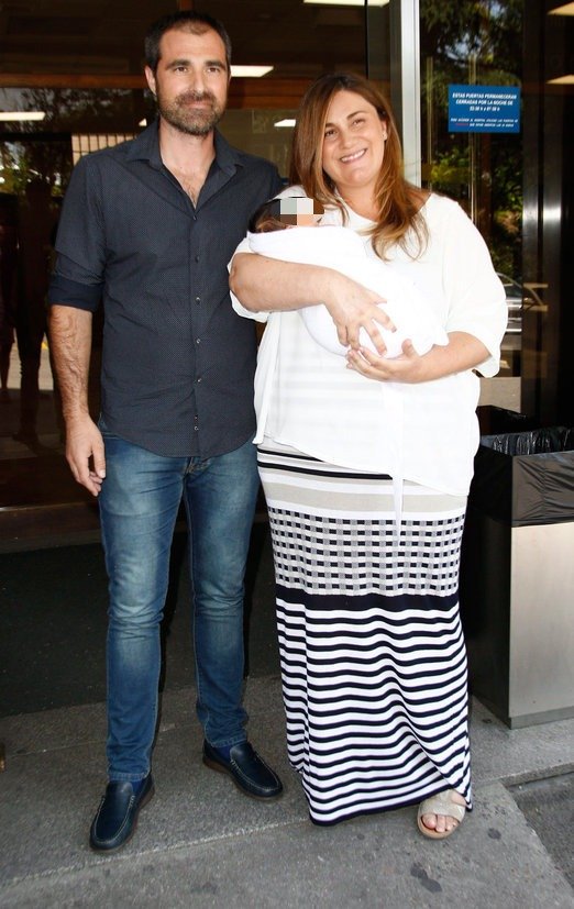 Carlota Corredera con su marido y su hija Alba, recién nacida.