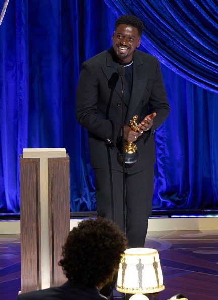 Daniel Kaluuya durante su discurso al recoger el Oscar a mejor actor de reparto por "Judas y el mesías negro".
