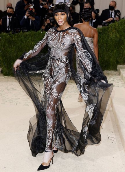 Winnie Harlow, de Iris Van Herpen.