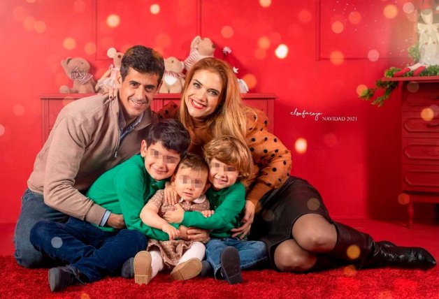 Víctor Janeiro y Beatriz Trapote posan felices con sus tres hijos.