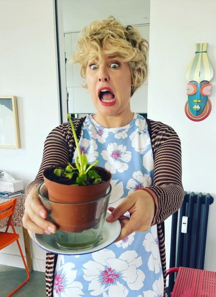 Tania Llasera, con la planta carnívora de su hijo Pepe.