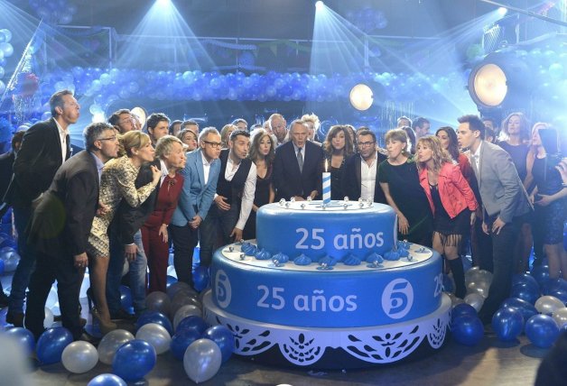 Jorge Javier y Ana Rosa, junto al resto de presentadores emblemáticos de Telecinco, celebrando el 25 aniversario de la cadena.