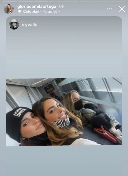 Gloria Camila, Rocío Flores y su amiga en el aeropuerto (@gloriacamilaortega).