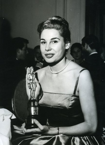 Laura Valenzuela, de joven, con uno de sus premios obtenidos.