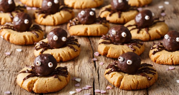 Estas galletas decoradas con una araña de chocolate (simulando también sus patitas) son de lo más divertido. ¡Y lo mejor es que tienen pintaza!