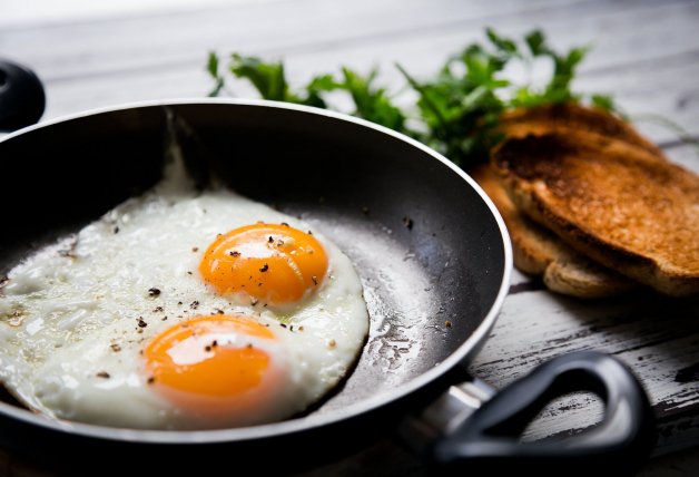 La sartén para freir huevos tiene que ser antiadherente