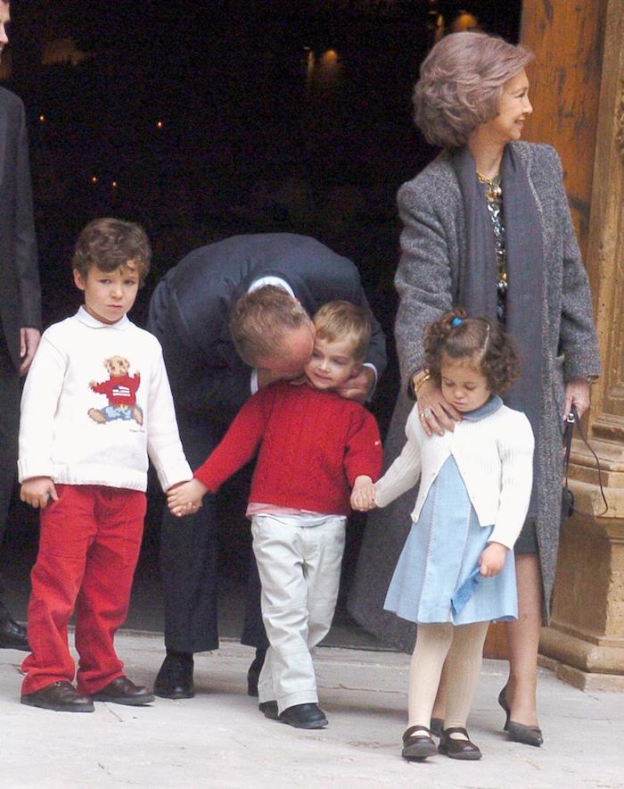 Pablo junto a los Reyes eméritos, Froilán y Victoria Federica en 2004.