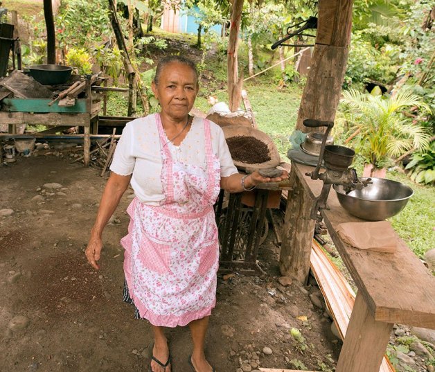 Solamente las mujeres pueden preparar el cacao en Bribri.
